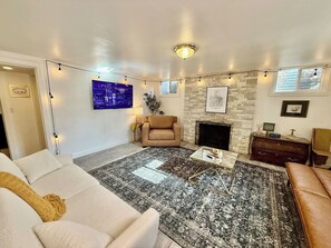 Una Smart TV, una chimenea, libros