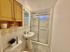 Douche, sèche-cheveux, serviettes fournies