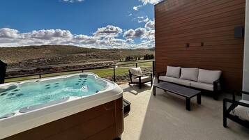 Tina de hidromasaje al aire libre