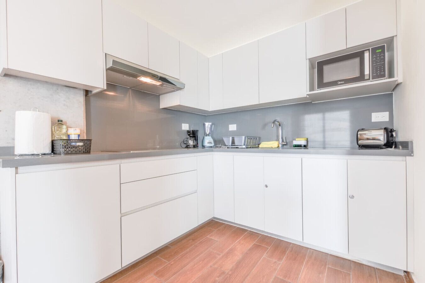 Kühlschrank, Mikrowelle, Herdplatte, Wasserkocher mit Kaffee-/Teezubehör