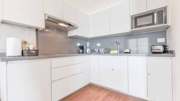 Kühlschrank, Mikrowelle, Herdplatte, Wasserkocher mit Kaffee-/Teezubehör