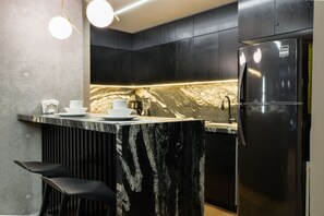 Réfrigérateur, micro-ondes, plaque de cuisson, cafetière/bouilloire