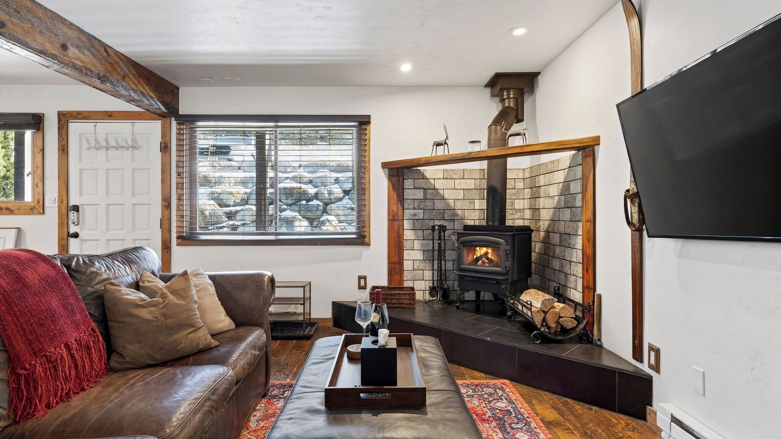 Apartment (2 Bedrooms) | Living area | Fireplace