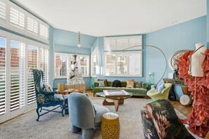 Televisión y oficina 