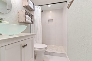 Shower - Beachview 321 Studio across from the Hangout (Gulf Shores)