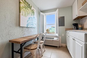 Dining - Beachview 321 Studio across from the Hangout (Gulf Shores)