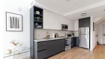 Kühlschrank, Mikrowelle, Herdplatte, Geschirrspüler