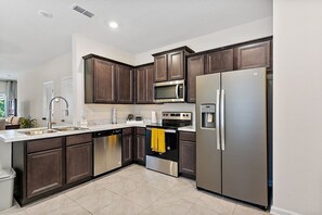 Fridge, microwave, oven, stovetop - Palm Villa: 5 beds Playground, UNF, Mayo, Downtown (Jacksonville)