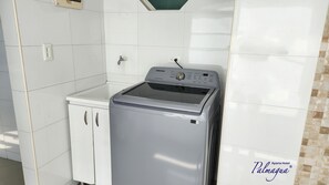 Apartamento conforto, sacada, vista para a piscina | Cofres nos quartos, Wi-Fi de cortesia
