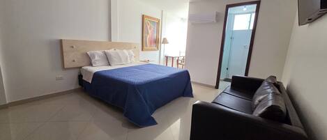 舒适公寓, 阳台, 泳池景观 | 客房内保险箱、免费 WiFi