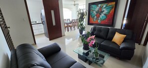 คอมฟอร์ทอพาร์ทเมนท์, ระเบียง, วิวสระว่ายน้ำ | ตู้นิรภัยในห้องพัก, Wi-Fi ฟรี