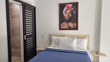 Habitación, balcón, vista a la ciudad | Caja de seguridad en la habitación y wifi gratis