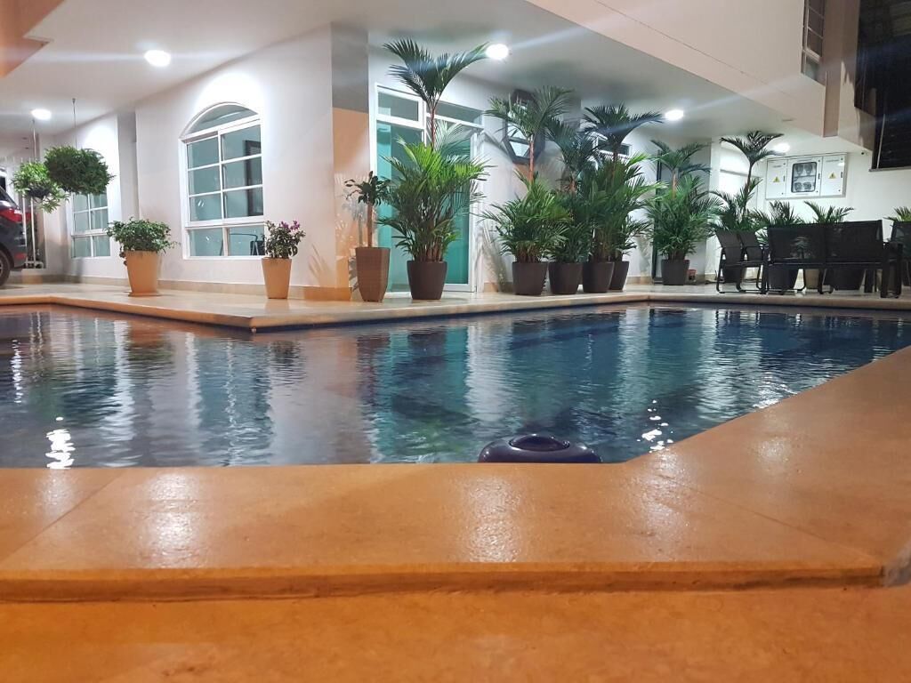 สระว่ายน้ำกลางแจ้ง