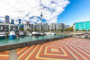 Marina - Sophisticated 1 Bedroom Living with Parking (Auckland City)