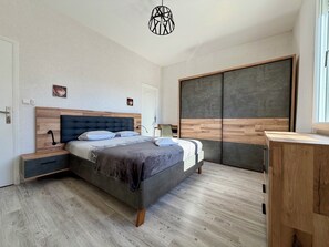 Iron/ironing board, WiFi, bed sheets - L'Horizon de la Cité: Terrace and private parking. (Carcassonne)