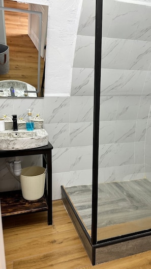 Hair dryer, towels, toilet paper - Handcrafted Coziness in Mukhatgverdi, Your ideal “escape” from the city! (Mtskheta)
