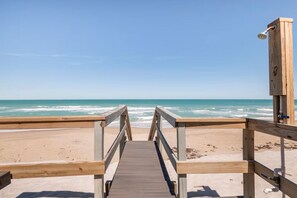 On the beach - Direct Oceanfront Melbourne Beach House w/ Large Private Balcony and Steps to Beach Access! 🌊 (Melbourne Beach)