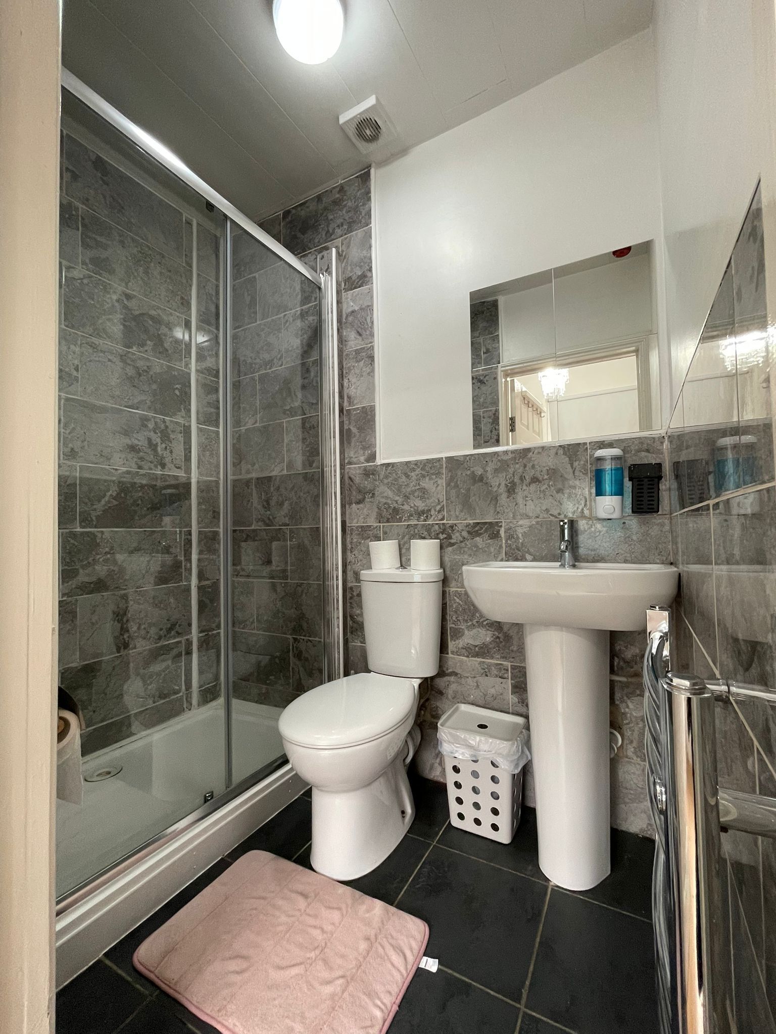 Douche, sèche-cheveux, serviettes fournies, papier toilette