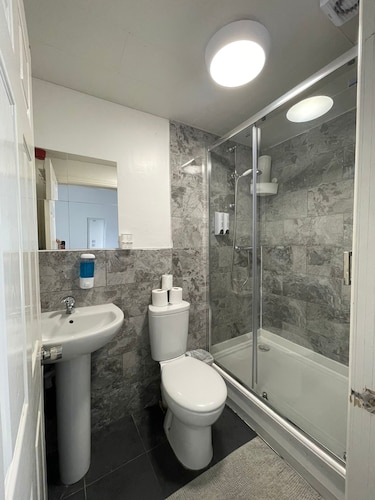 Family Bedroom with Attached Bathroom in Blackpool-Families and Couplies Only