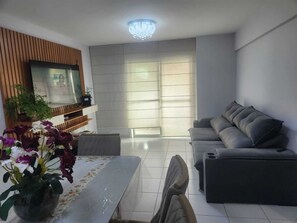 Smart TV, table football, ping pong, computer monitors - Cozy apartment in exclusive and charming condominium with many amenities. (Goiânia)