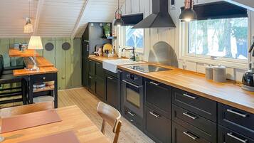 Coffee/tea maker, fridge, stovetop, dishwasher