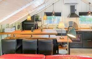 Fridge, stovetop, dishwasher, coffee/tea maker - 2 bedroom nice home in Humble (Humble)