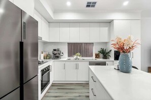 Frigorifero, microonde, forno, piano cottura