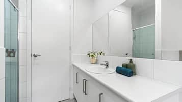 Douche, sĂšche-cheveux, serviettes fournies, shampoing