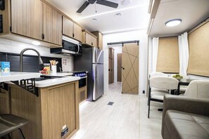 Refrigerador, microondas, horno y parrilla de estufa 