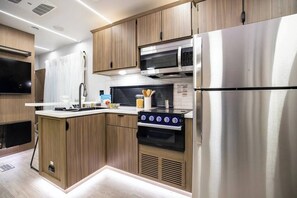 Refrigerador, microondas, horno y parrilla de estufa 