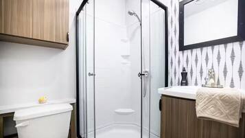 Douche, sĂšche-cheveux, serviettes fournies, papier toilette