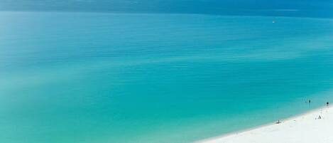 Plage, chaises longues