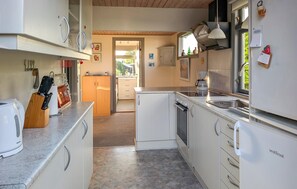 Kjøleskap, kokeplater, kaffetrakter/tekoker og kjøkkenutstyr