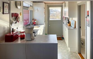 Kylskåp, spishäll och kaffe- och tebryggare