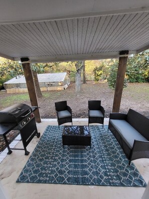 Terrace/patio - Peaceful 4-bedroom country house perfect for relaxing Warner Robins getaway (Warner Robins)
