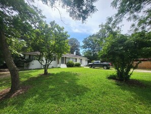 Property grounds - Peaceful 4-bedroom country house perfect for relaxing Warner Robins getaway (Warner Robins)