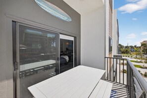 Unclassified image, 3 of 27, button