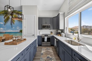 Unclassified image, 4 of 27, button