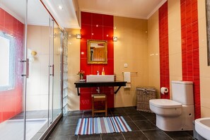 Shower, hair dryer, bidet, towels - Charming house in the countryside (Santo António de Nordestinho)