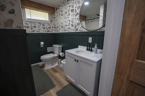 Bathroom - Cozy 1-bedroom Guest House (Lone Rock)