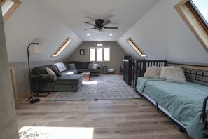 Room - Cozy 1-bedroom Guest House (Lone Rock)
