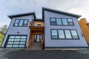 Exterior - Stunning Ocean View! Pet Friendly! Shell Street Lookout (Yachats)