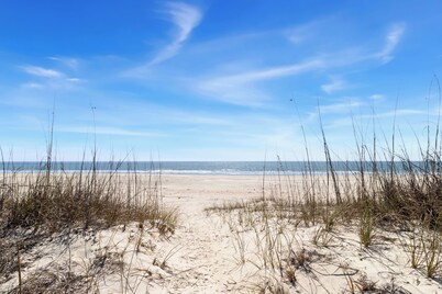 NEW LISTING! A License to Chill, 4BD/3BA gulf front w/panoramic views, private pool, pet friendly!