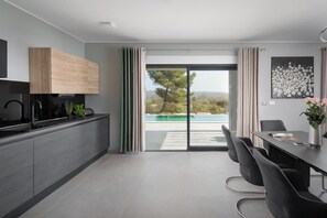 Fridge, microwave, oven, stovetop - Villa Infinity by Istrabook (Majmajola)
