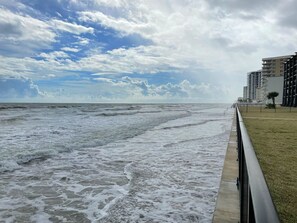 På stranden