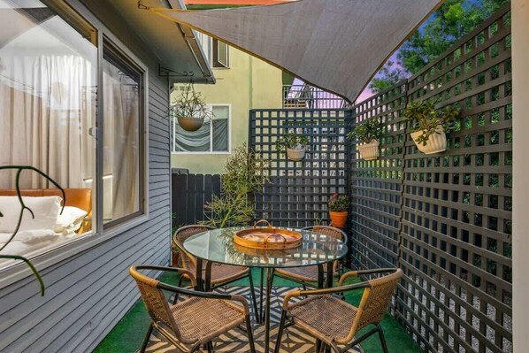 Outdoor dining - Stunning West Hollywood Home (Los Angeles)