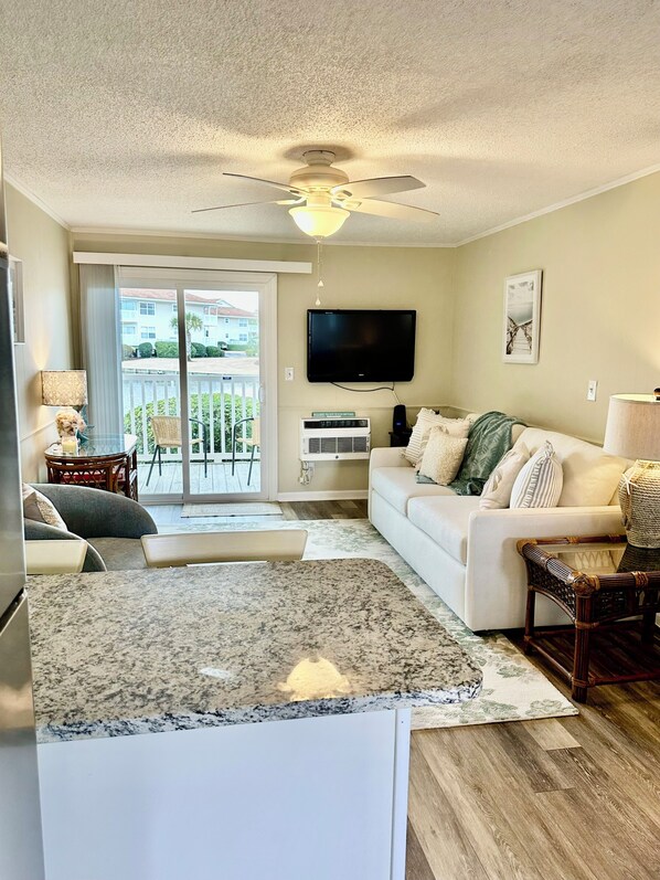 Smart TV - Sunny Beach & Lakefront Condo Steps to the sand, beautifully renovated! (North Myrtle Beach)