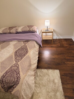 2 bedrooms, iron/ironing board, internet, bed sheets - Home Away from Home
Bright & Spacious Basement Apt Stylish & Comfortable (Mississauga)