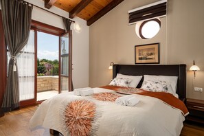 Ein Schlafzimmer mit einem großen Bett, einem Vorhangfenster, einem Bild an der Wand und einer runden Dachkuppel.