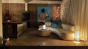 Ein modernes Wohnzimmer mit einer Couch, einem Couchtisch, einem Fernseher und einem dekorativen Gemälde.